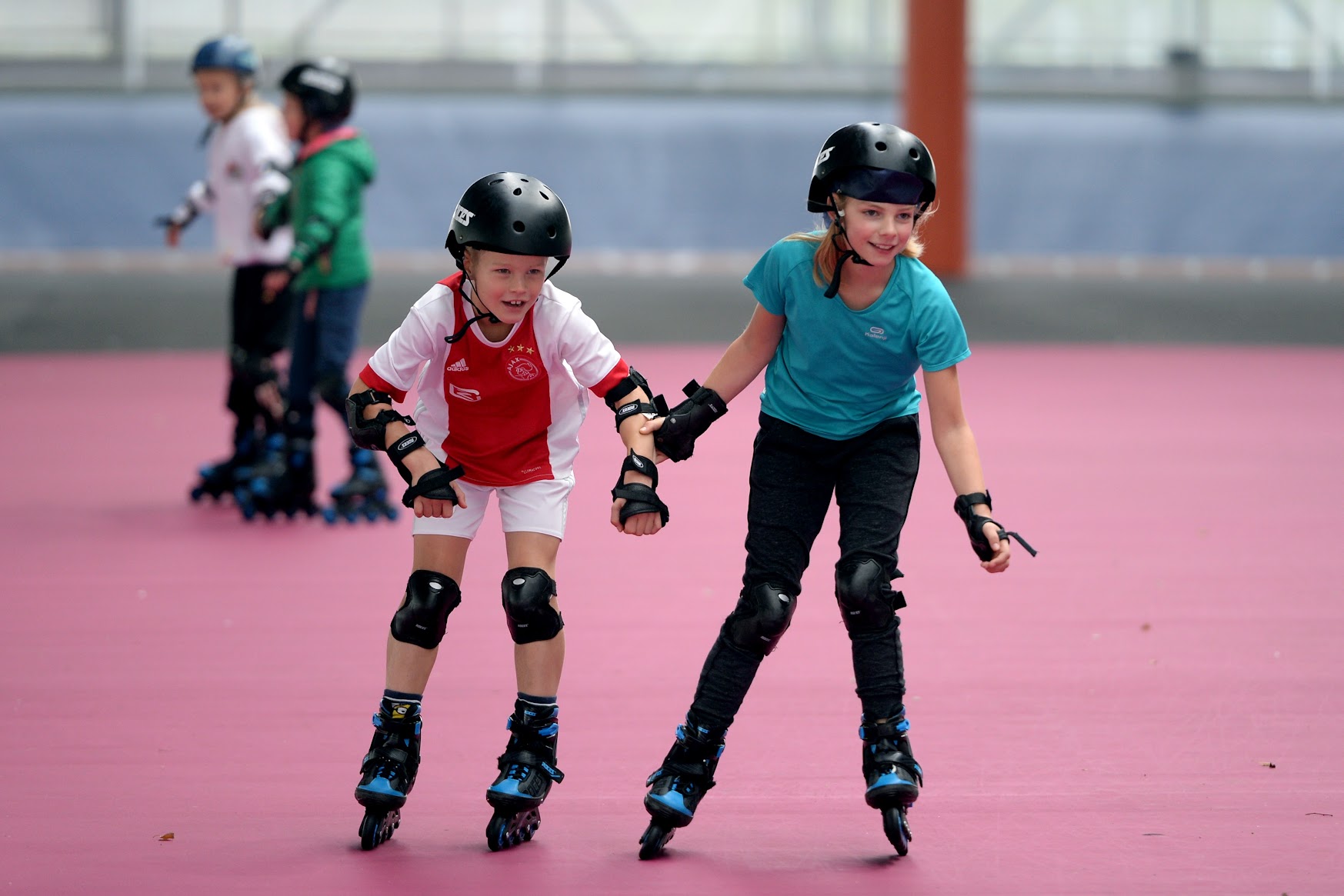 Kinderen skeeleren in Dantumadiel